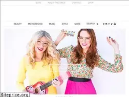 Sites similar to thegirlswithglasses.com